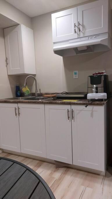 Lovely 1-Bedroom Basement Suite وينيبج المظهر الخارجي الصورة