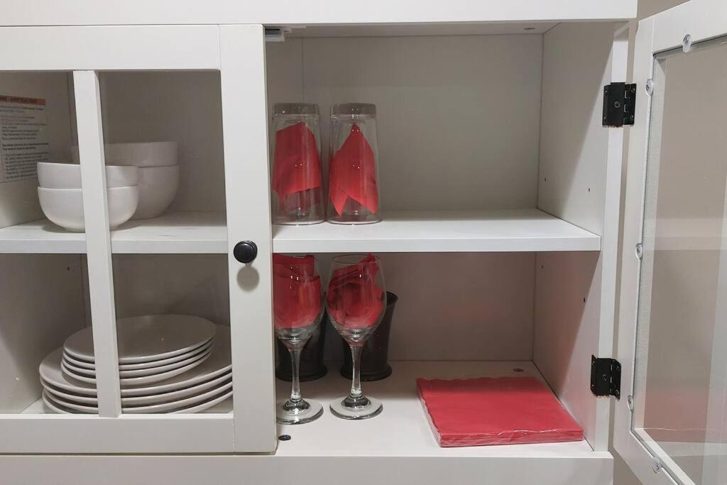 Lovely 1-Bedroom Basement Suite وينيبج المظهر الخارجي الصورة