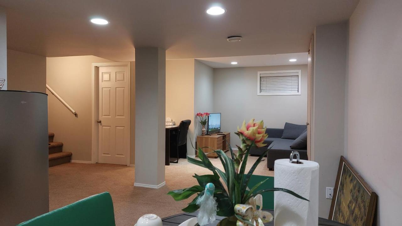 Lovely 1-Bedroom Basement Suite وينيبج المظهر الخارجي الصورة
