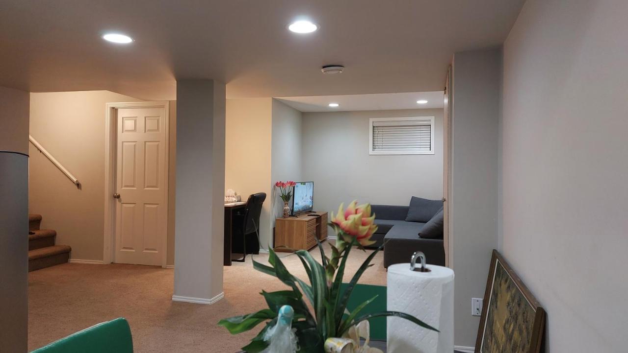 Lovely 1-Bedroom Basement Suite وينيبج المظهر الخارجي الصورة