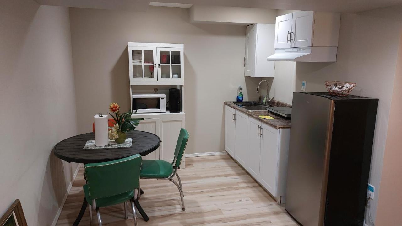 Lovely 1-Bedroom Basement Suite وينيبج المظهر الخارجي الصورة